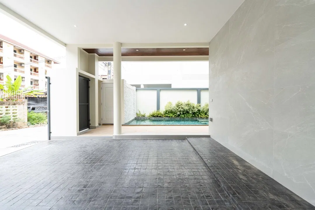 ที่จอดรถ Midtown Villa