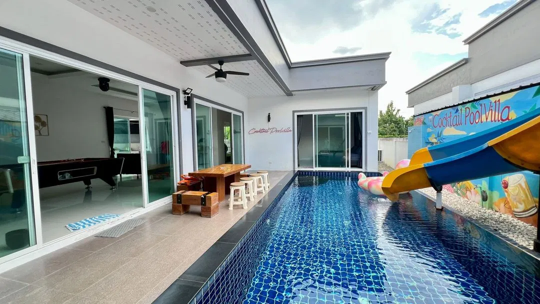 ภายนอก Cocktail House
