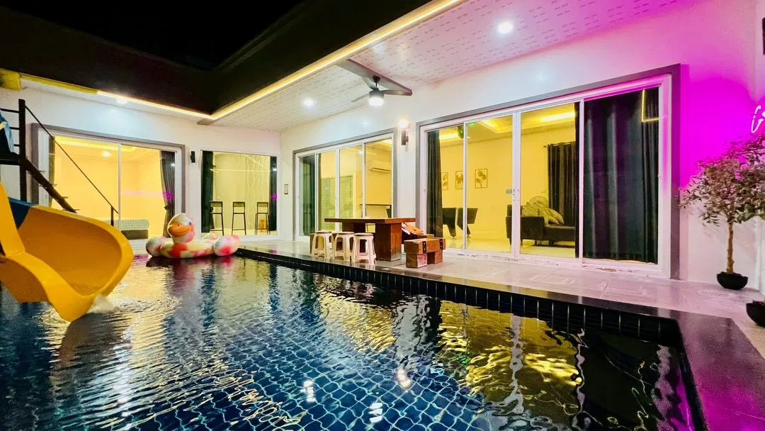 ภายนอก Cocktail House