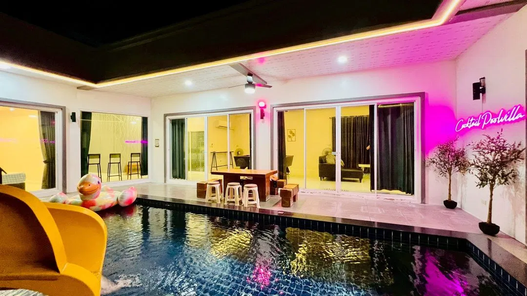 ภายนอก Cocktail House