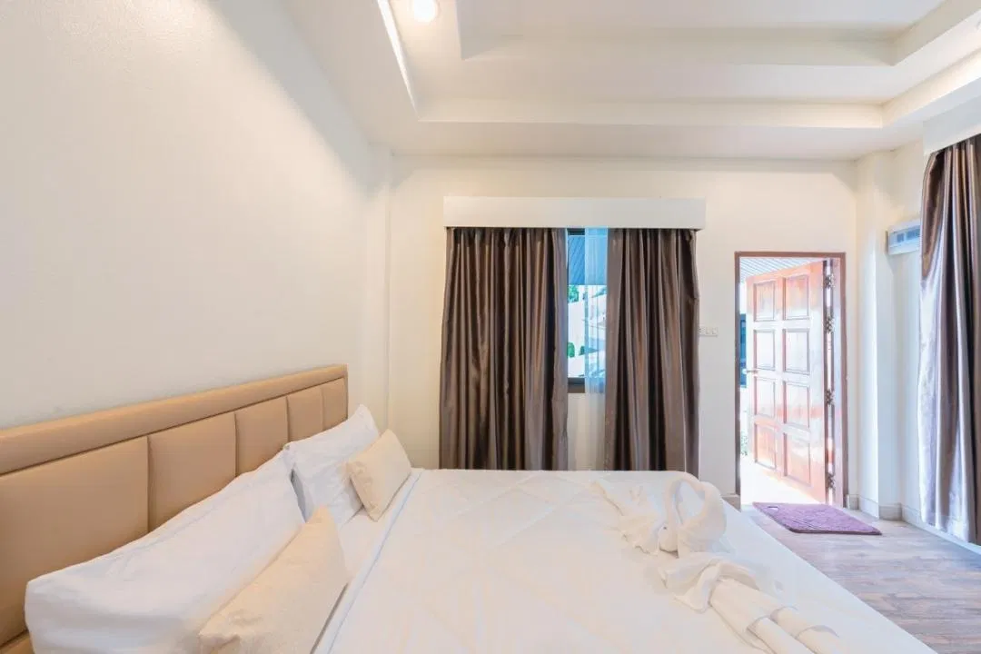 ห้องนอน Alisa Garden&Pool
