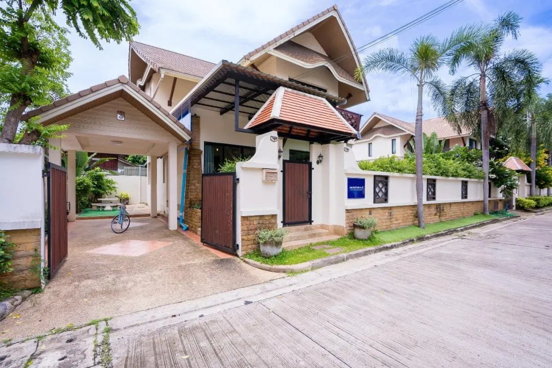 ภายนอก Lynn Pool Villa