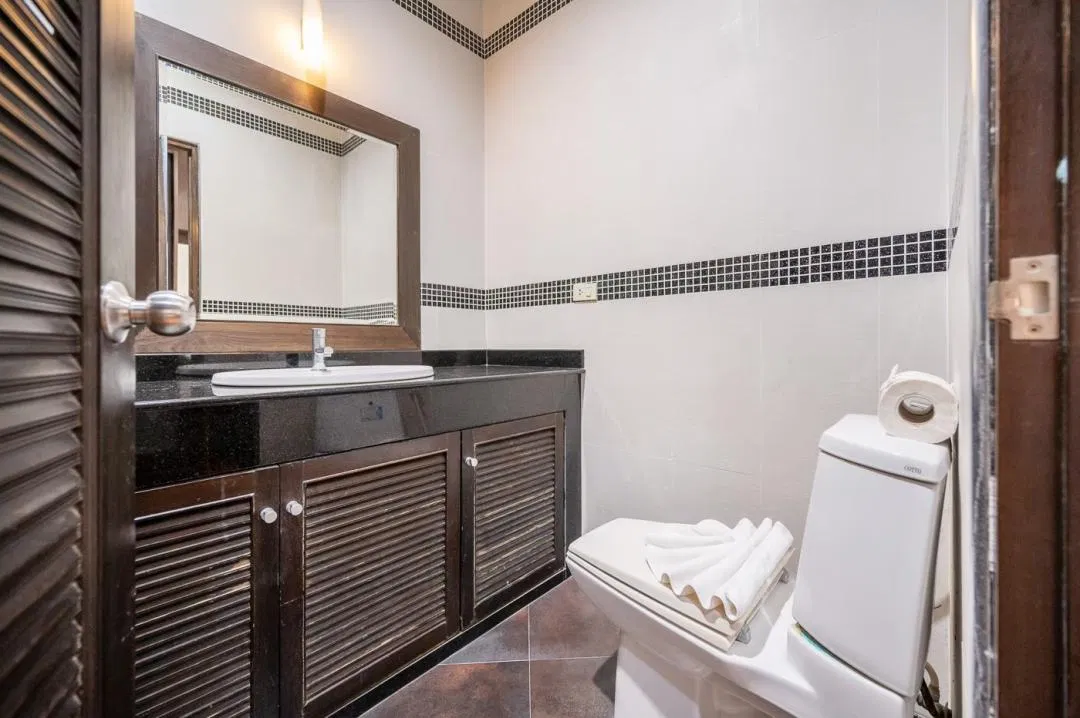 ห้องน้ำ RimLay Beachfront Pool Villa