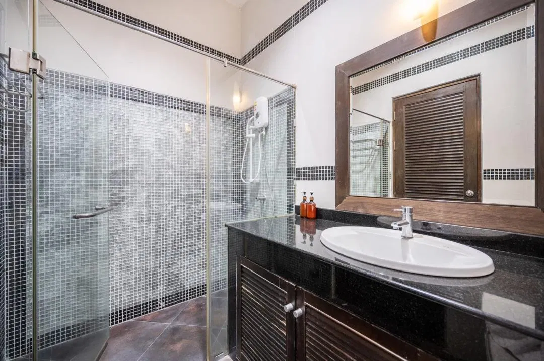 ห้องน้ำ RimLay Beachfront Pool Villa
