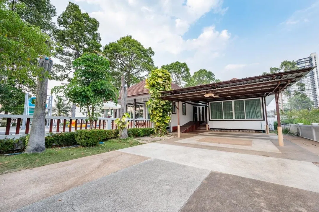 ที่จอดรถ RimLay Beachfront Pool Villa